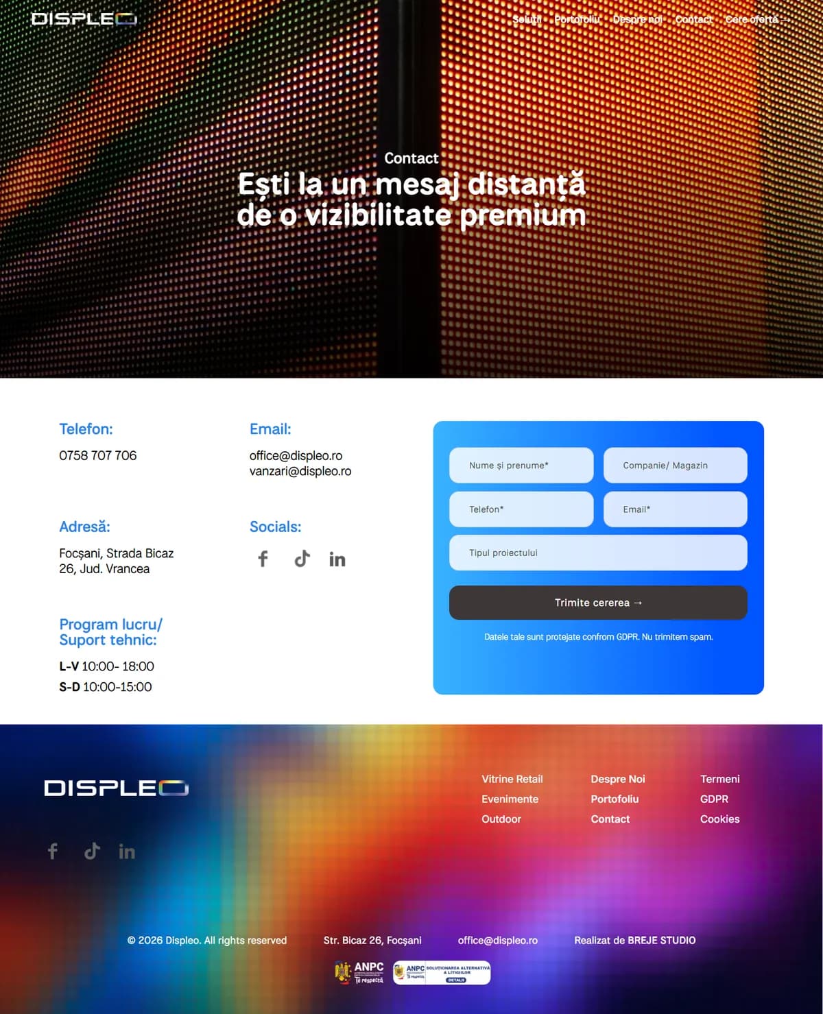 Pagina de contact în întregime: antet fotografic cu un panou LED, datele de contact și programul în stânga, formularul de cerere de ofertă pe fundal albastru în dreapta, și subsolul site-ului sub ele.