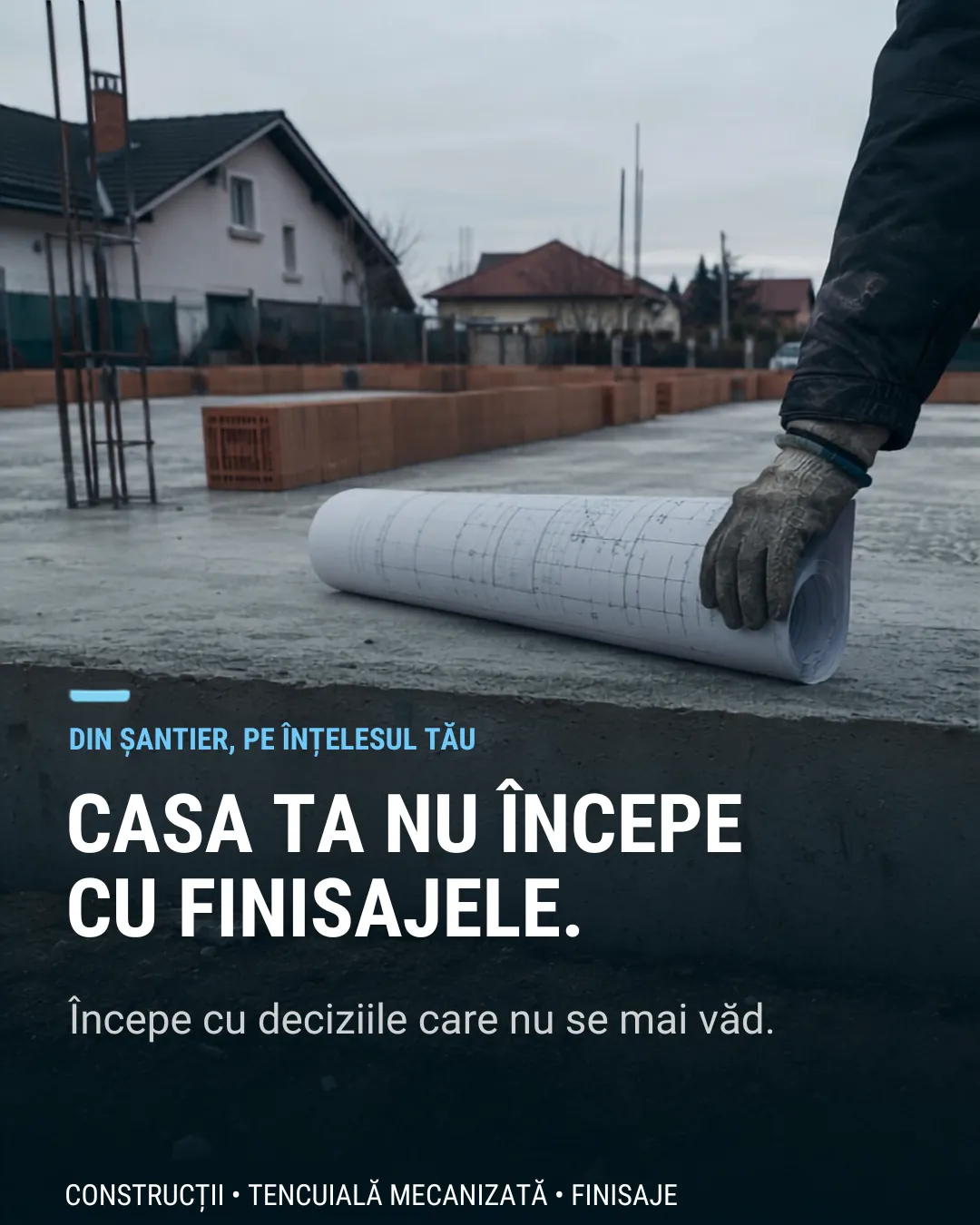 Slide de deschidere: „Casa ta nu începe cu finisajele.” peste un muncitor care întinde folie pe placă.