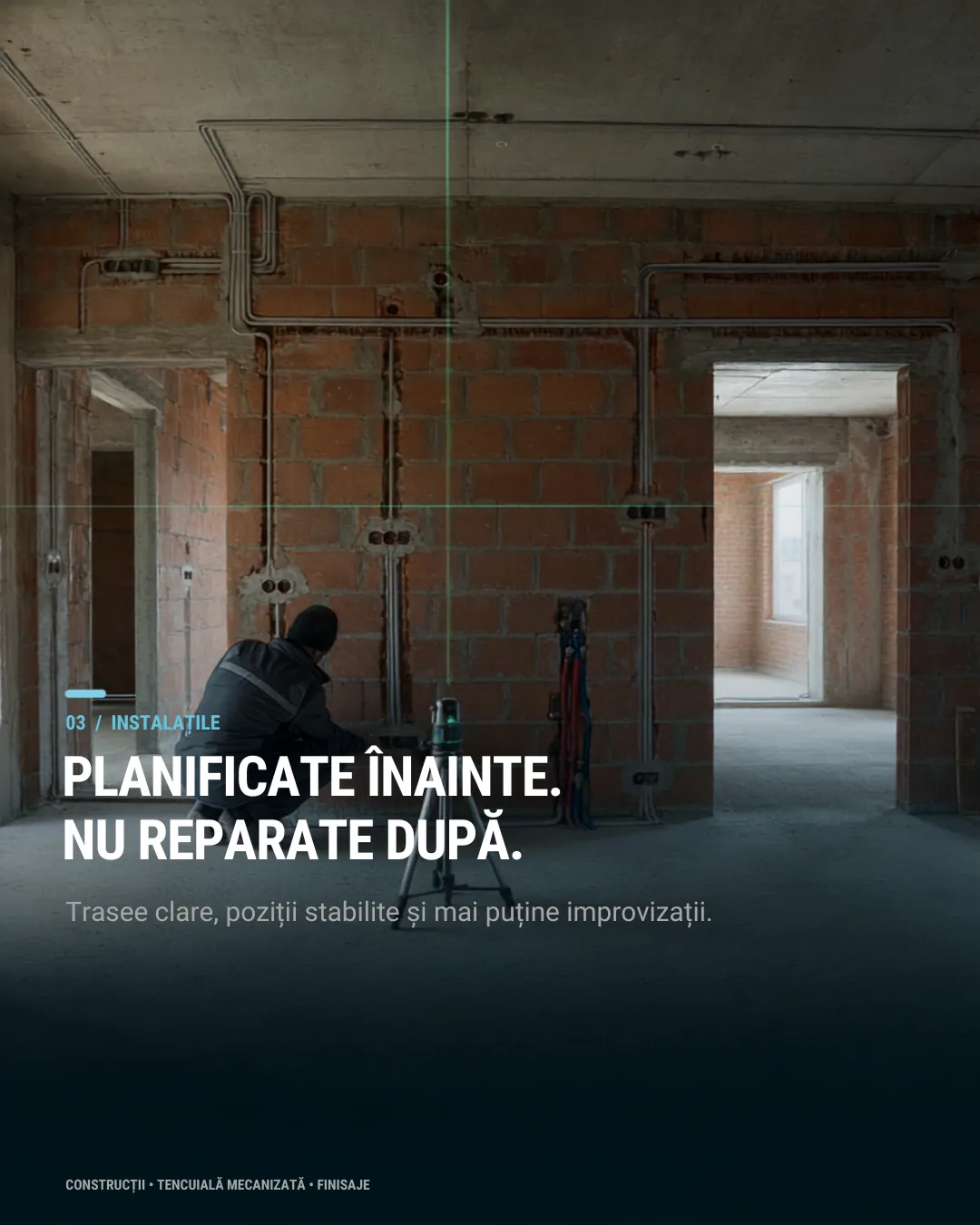 Slide 03, Instalații: „Planificate înainte. Nu reparate după.” peste un interior la gri.
